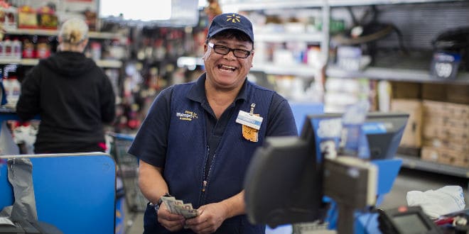 Walmart aumenta salario y beneficios de empleados