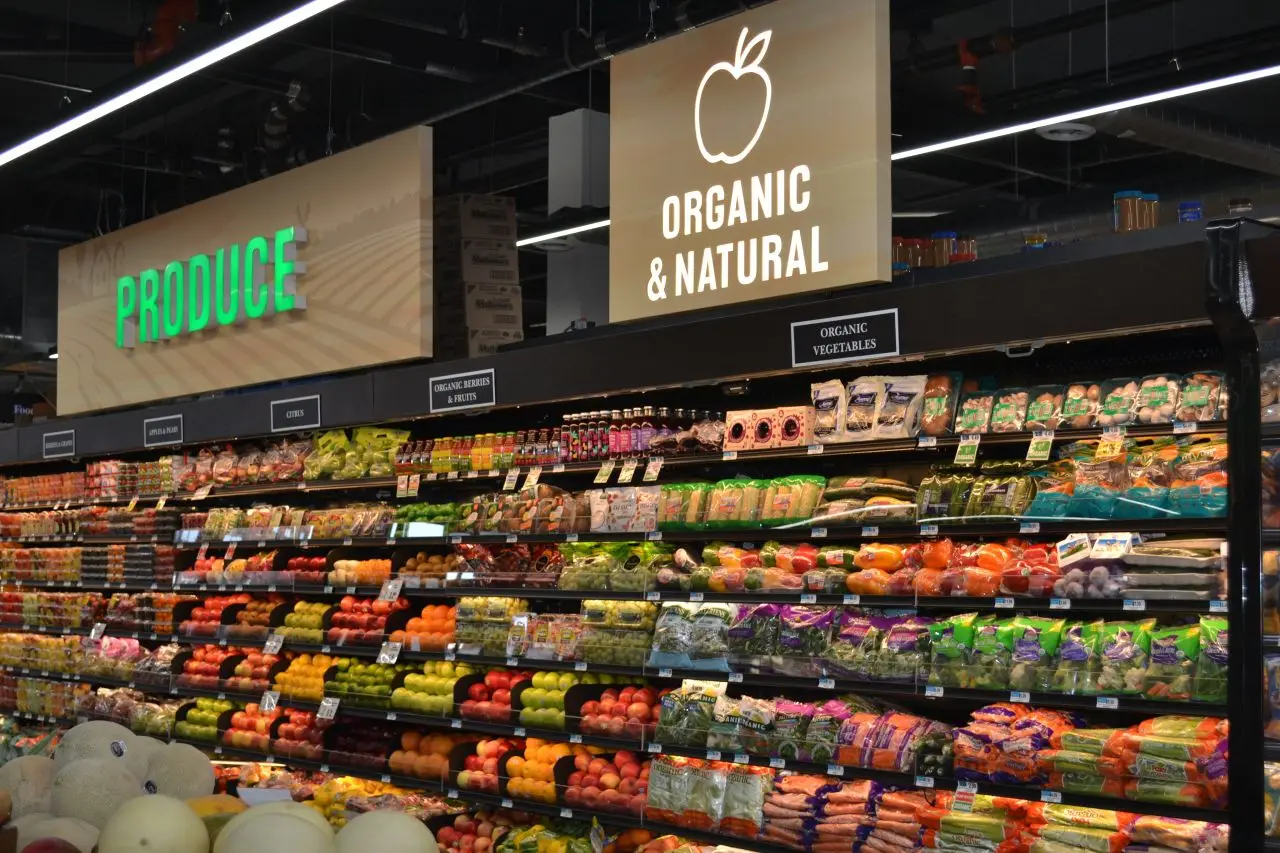 La tienda también está ubicada en el centro comercial y de transporte de Broadway Junction.